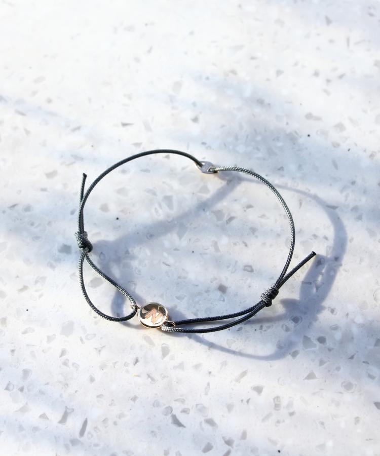 Web限定 Sandwave イニシャルミサンガn グレー ブレスレット Jupiter ジュピター ジュエリーブランドjupiter Phoebe公式通販 Jewel Addict Online Store