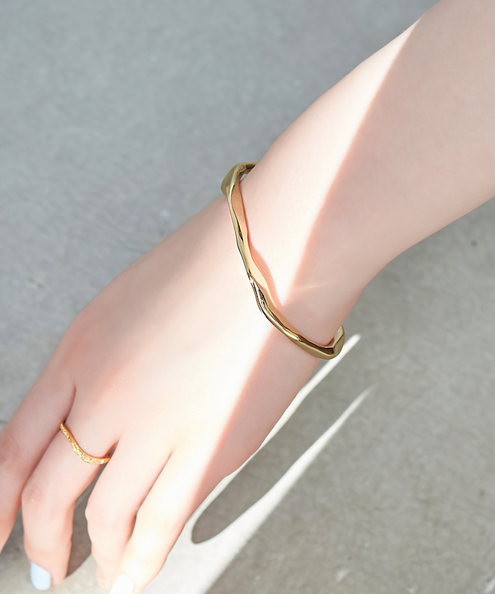 ウォータリーメタルバングル ゴールド ブレスレット Phoebe フィービィー ジュエリーブランドjupiter Phoebe公式通販 Jewel Addict Online Store